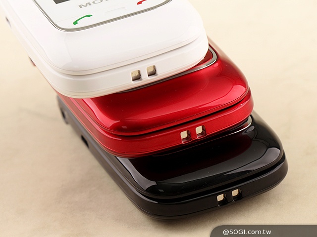 雙螢幕雙卡摺疊機MOBIA M200 具超級助聽功能