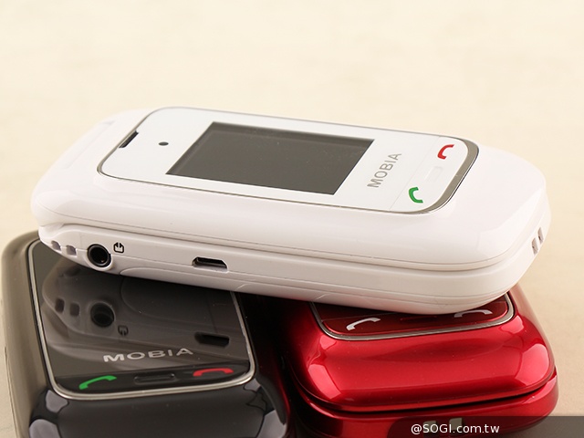 雙螢幕雙卡摺疊機MOBIA M200 具超級助聽功能