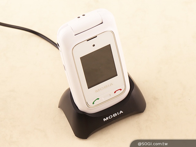 雙螢幕雙卡摺疊機MOBIA M200 具超級助聽功能