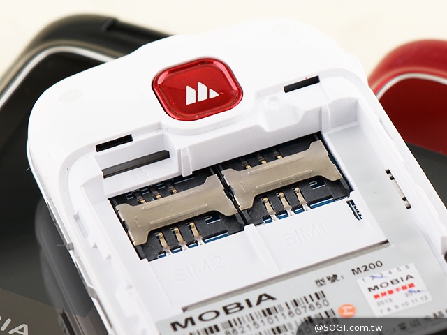 雙螢幕雙卡摺疊機MOBIA M200 具超級助聽功能