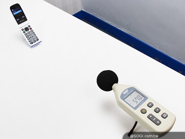 雙螢幕雙卡摺疊機MOBIA M200 具超級助聽功能