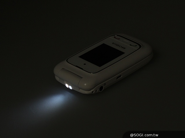 雙螢幕雙卡摺疊機MOBIA M200 具超級助聽功能