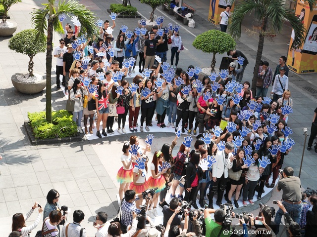 三星S5與Gear 2/Fit全球同步開賣 Bii畢書盡現身