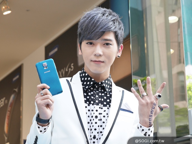 三星S5與Gear 2/Fit全球同步開賣 Bii畢書盡現身