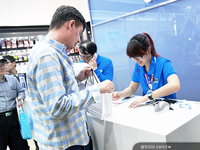 三星S5與Gear 2/Fit全球同步開賣 Bii畢書盡現身