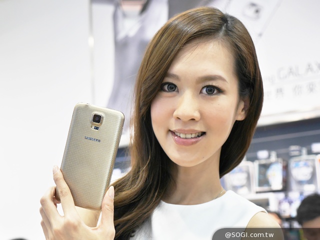 三星S5與Gear 2/Fit全球同步開賣 Bii畢書盡現身