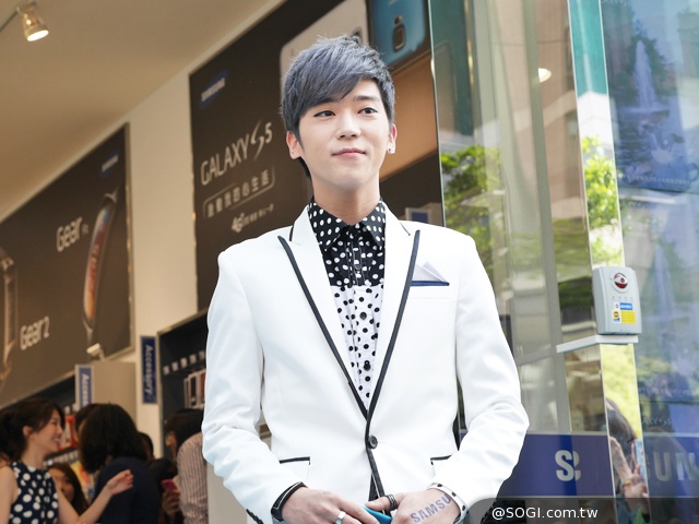 三星S5與Gear 2/Fit全球同步開賣 Bii畢書盡現身