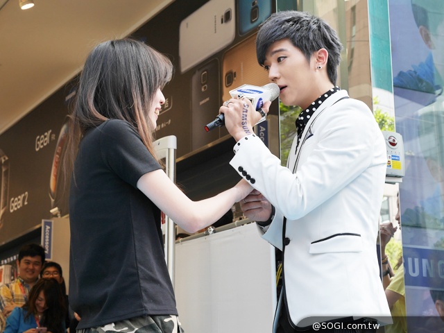 三星S5與Gear 2/Fit全球同步開賣 Bii畢書盡現身