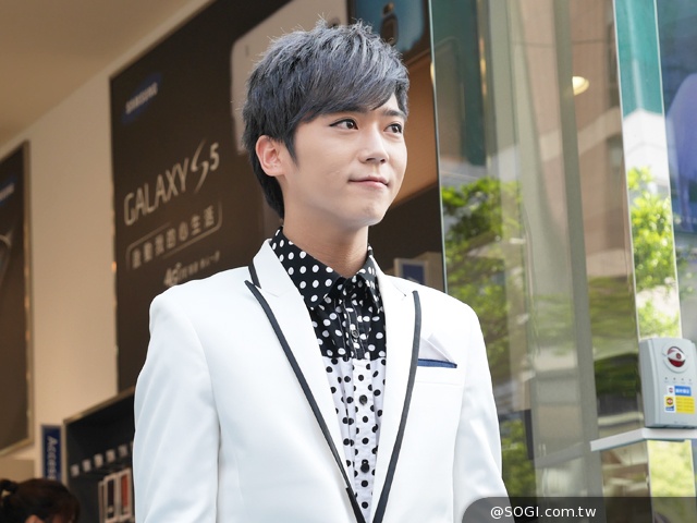 三星S5與Gear 2/Fit全球同步開賣 Bii畢書盡現身