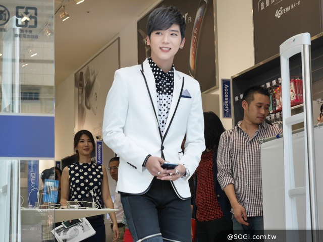 三星S5與Gear 2/Fit全球同步開賣 Bii畢書盡現身