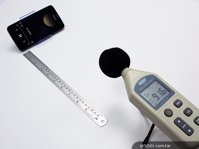 阿爾卡特6吋巨屏手機OneTouch Hero 多樣配件不同體驗