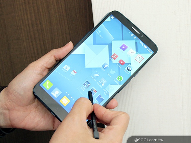 阿爾卡特6吋巨屏手機OneTouch Hero 多樣配件不同體驗