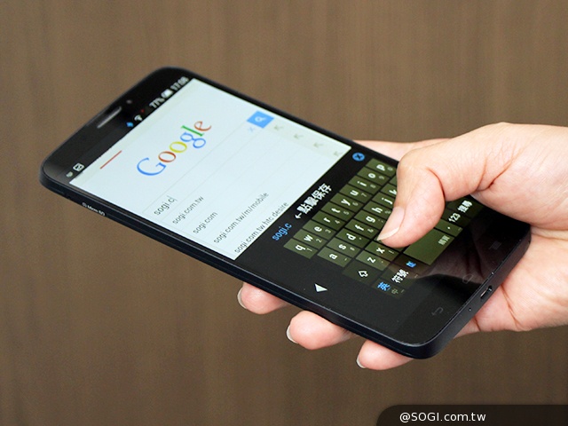 阿爾卡特6吋巨屏手機OneTouch Hero 多樣配件不同體驗