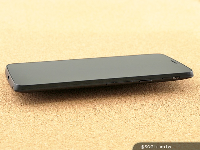 阿爾卡特6吋巨屏手機OneTouch Hero 多樣配件不同體驗