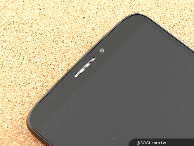 阿爾卡特6吋巨屏手機OneTouch Hero 多樣配件不同體驗