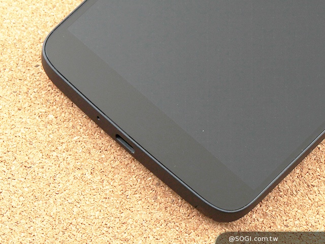 阿爾卡特6吋巨屏手機OneTouch Hero 多樣配件不同體驗