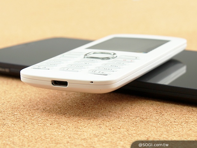 阿爾卡特6吋巨屏手機OneTouch Hero 多樣配件不同體驗