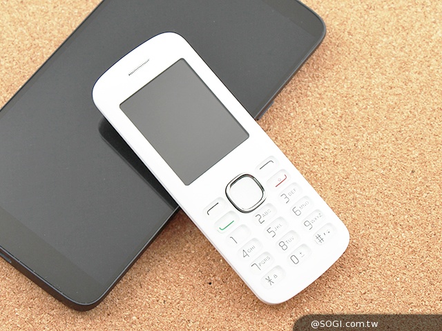 阿爾卡特6吋巨屏手機OneTouch Hero 多樣配件不同體驗