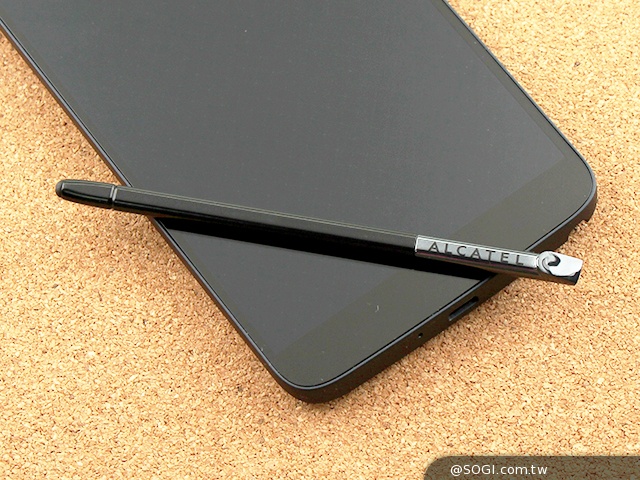 阿爾卡特6吋巨屏手機OneTouch Hero 多樣配件不同體驗