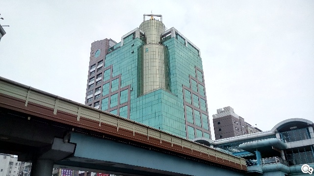 阿爾卡特6吋巨屏手機OneTouch Hero 多樣配件不同體驗