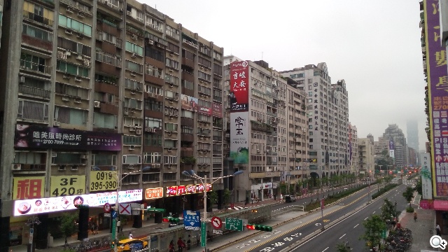 阿爾卡特6吋巨屏手機OneTouch Hero 多樣配件不同體驗