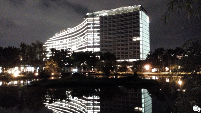 阿爾卡特6吋巨屏手機OneTouch Hero 多樣配件不同體驗