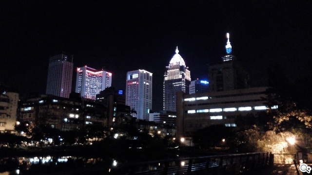 阿爾卡特6吋巨屏手機OneTouch Hero 多樣配件不同體驗