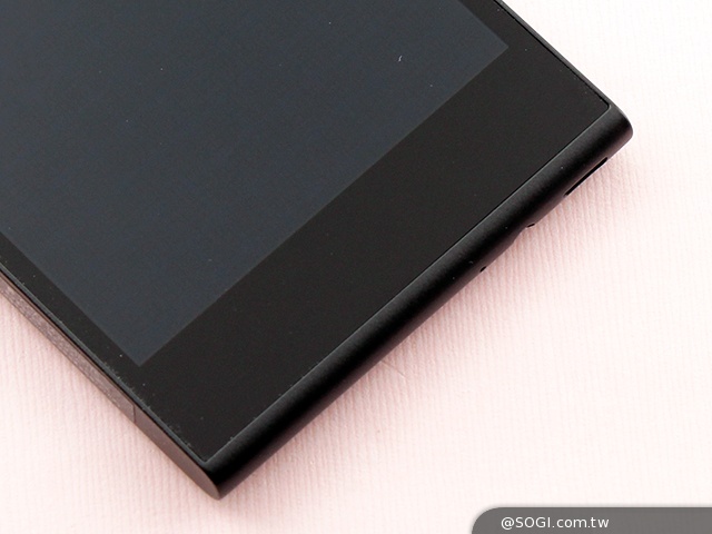 13MP旋轉鏡頭八核雙卡手機G-PLUS E7 mini詳測