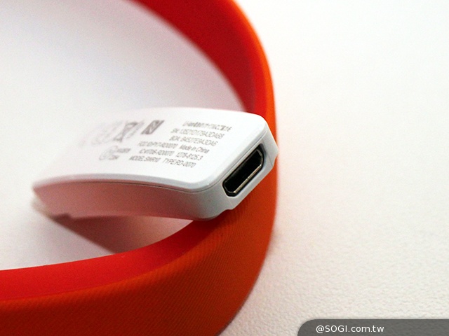 索尼SmartBand SWR10定價3990 首購送多彩腕帶