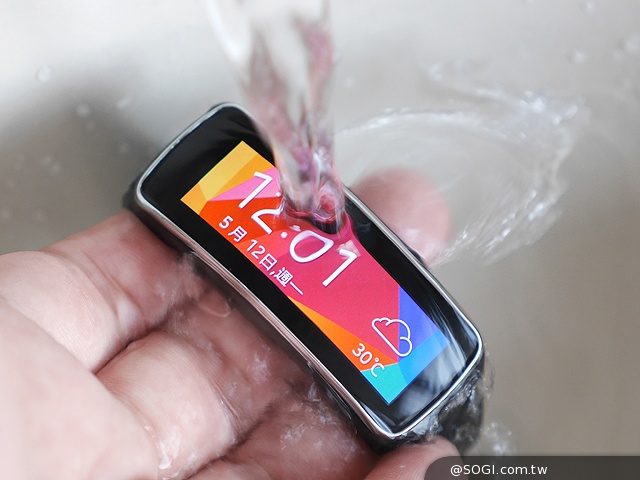 SAMSUNG Gear Fit智慧手錶 生活、運動好幫手