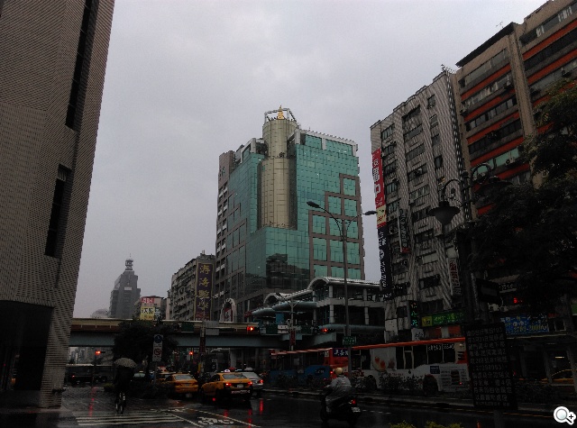 5.5吋平價4G智慧機 HTC Desire 816靚色出擊