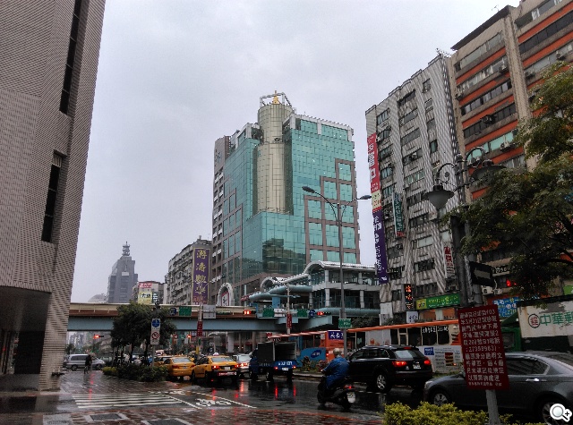 5.5吋平價4G智慧機 HTC Desire 816靚色出擊