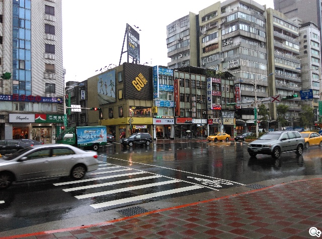 5.5吋平價4G智慧機 HTC Desire 816靚色出擊