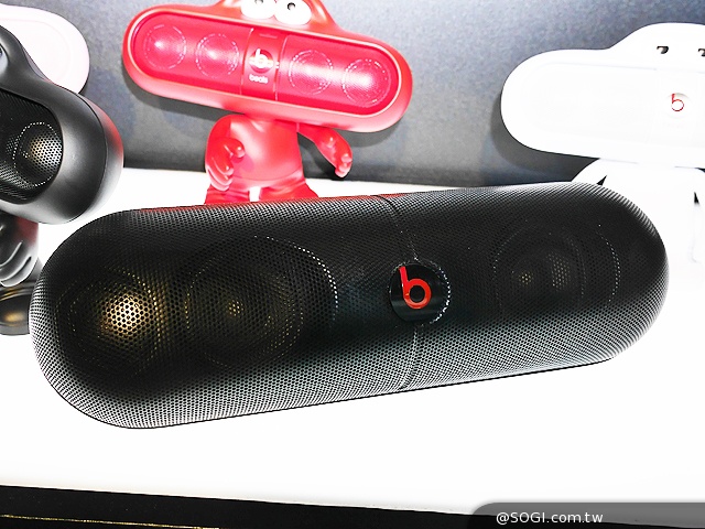 Beats Pill XL藍牙音響6月推出 限量鈦銀無線耳機動手玩 Beats Pill XL藍牙音響6月推出 限量鈦銀無線耳機動手玩
