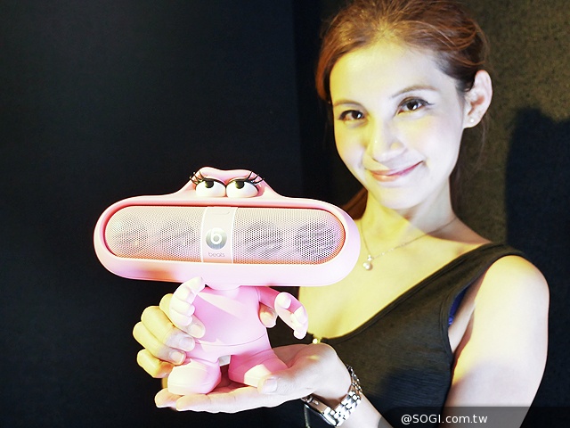 Beats Pill XL藍牙音響6月推出 限量鈦銀無線耳機動手玩 Beats Pill XL藍牙音響6月推出 限量鈦銀無線耳機動手玩