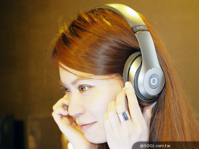 Beats Pill XL藍牙音響6月推出 限量鈦銀無線耳機動手玩 Beats Pill XL藍牙音響6月推出 限量鈦銀無線耳機動手玩