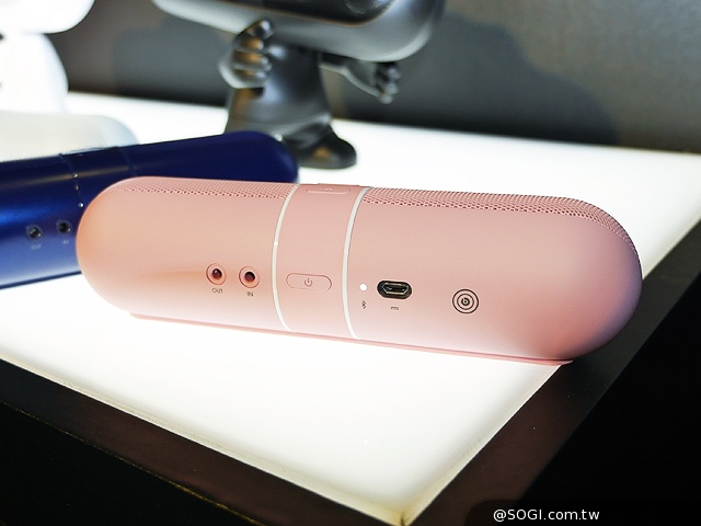 Beats Pill XL藍牙音響6月推出 限量鈦銀無線耳機動手玩 Beats Pill XL藍牙音響6月推出 限量鈦銀無線耳機動手玩