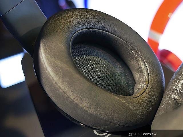 Beats Pill XL藍牙音響6月推出 限量鈦銀無線耳機動手玩 Beats Pill XL藍牙音響6月推出 限量鈦銀無線耳機動手玩