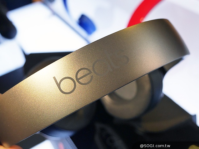 Beats Pill XL藍牙音響6月推出 限量鈦銀無線耳機動手玩 Beats Pill XL藍牙音響6月推出 限量鈦銀無線耳機動手玩