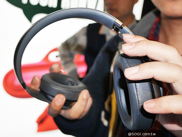 Beats Pill XL藍牙音響6月推出 限量鈦銀無線耳機動手玩 Beats Pill XL藍牙音響6月推出 限量鈦銀無線耳機動手玩