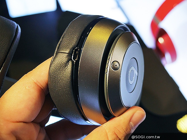 Beats Pill XL藍牙音響6月推出 限量鈦銀無線耳機動手玩 Beats Pill XL藍牙音響6月推出 限量鈦銀無線耳機動手玩