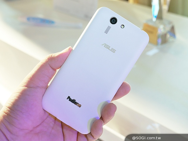 高階新機ASUS PadFone S搶先動手玩 7月上市【Computex 2014】 高階新機ASUS PadFone S搶先動手玩 7月上市【Computex 2014】
