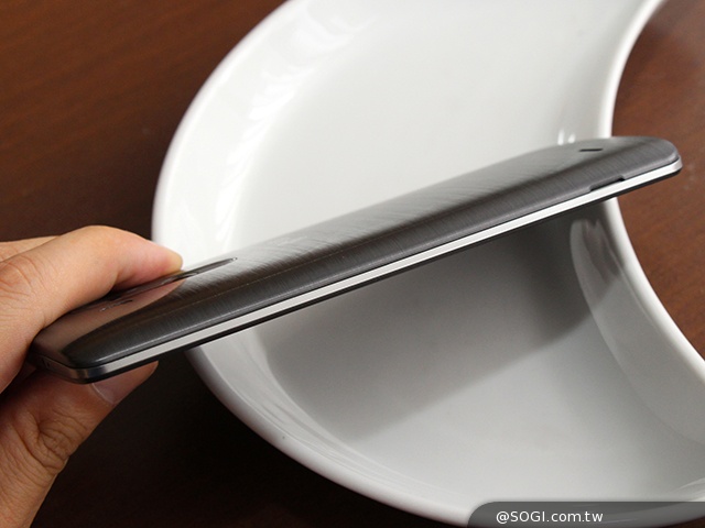 LG G3旗艦美型手機 5.5吋2K螢幕外觀、效能初體驗