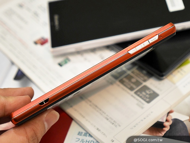 三面超窄邊！5.4吋LTE旗艦日機Sharp SH-04F