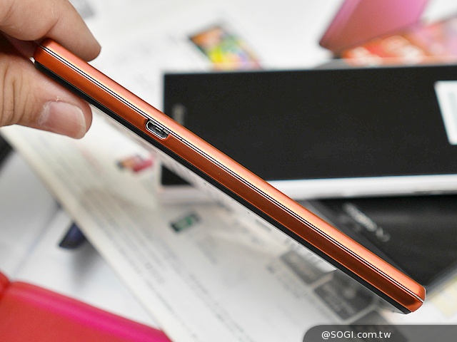 三面超窄邊！5.4吋LTE旗艦日機Sharp SH-04F