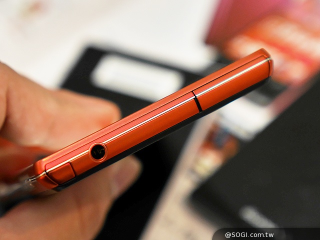 三面超窄邊！5.4吋LTE旗艦日機Sharp SH-04F