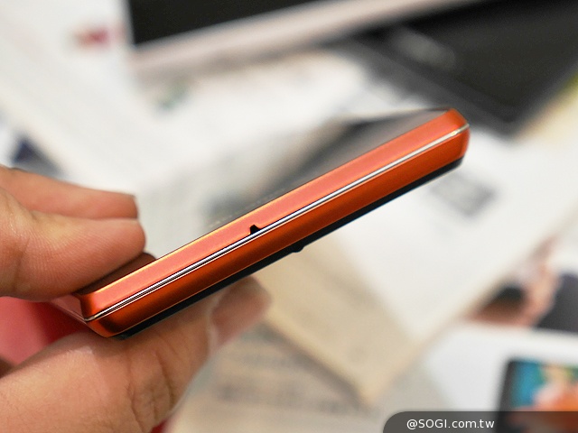 三面超窄邊！5.4吋LTE旗艦日機Sharp SH-04F