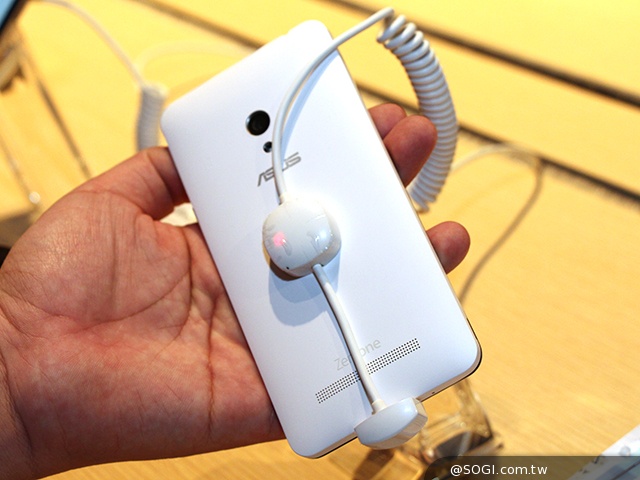 華碩推ZenFone 5 LTE版、4.5吋ZenFone 4【Computex 2014】 華碩推ZenFone 5 LTE版、4.5吋ZenFone 4【Computex 2014】