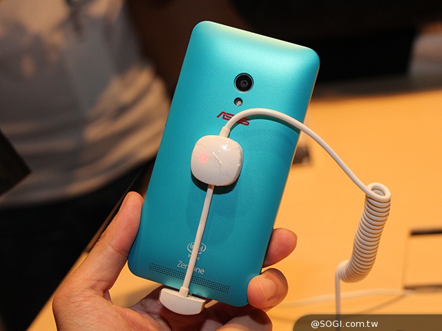 華碩推ZenFone 5 LTE版、4.5吋ZenFone 4【Computex 2014】 華碩推ZenFone 5 LTE版、4.5吋ZenFone 4【Computex 2014】