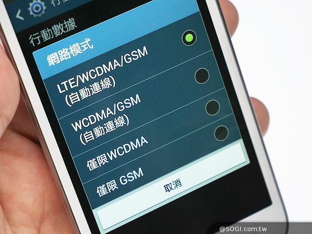 攜手遠傳推廣LTE 三星GALAXY Core Lite動手玩